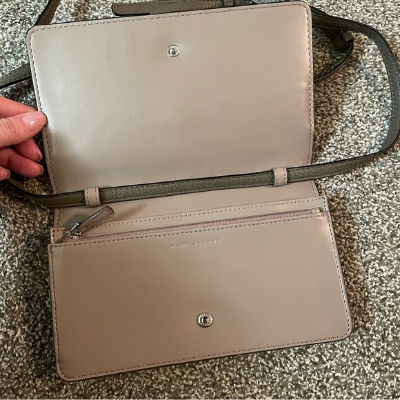 Marc Jacobs Empire City Leather Wallet Crossbody in mink - Picture 4 of 4